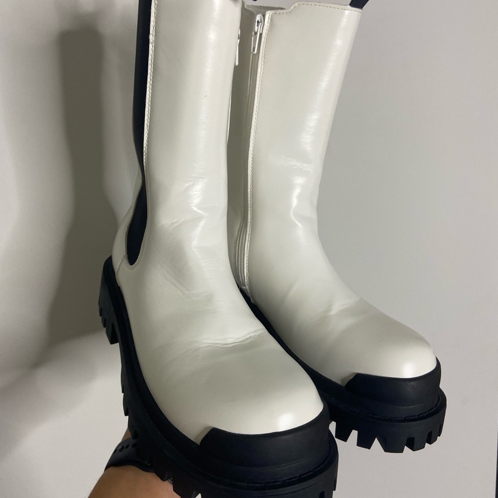 Stompy white boots - Picture 3 of 4